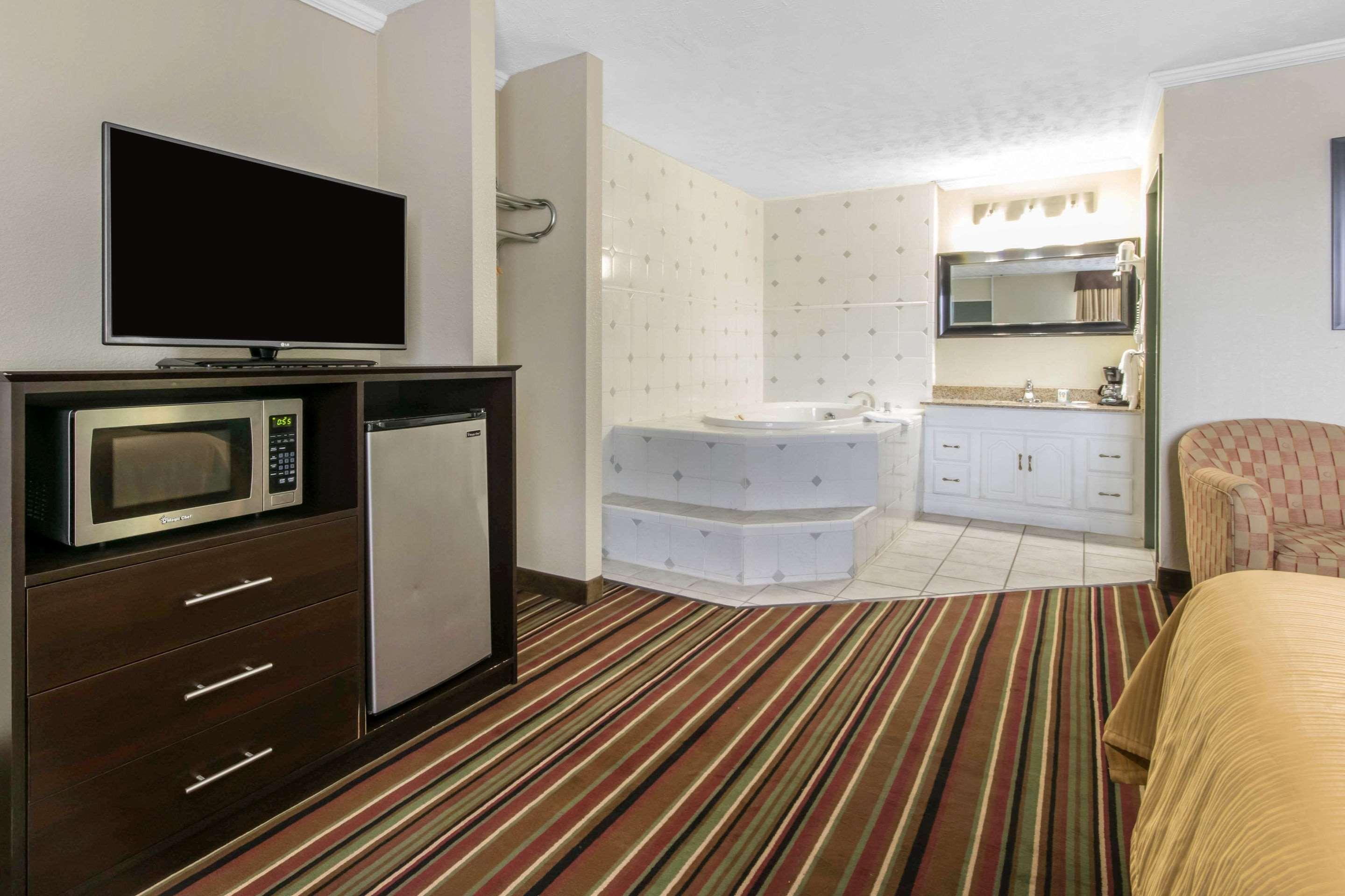 Quality Inn & Suites Horse Cave Bagian luar foto